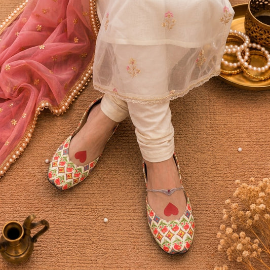 Gulrang – Handcrafted Floral Khussa